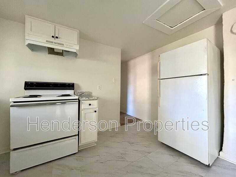 532 E Iredell Ave #B - Photo 5 of 9