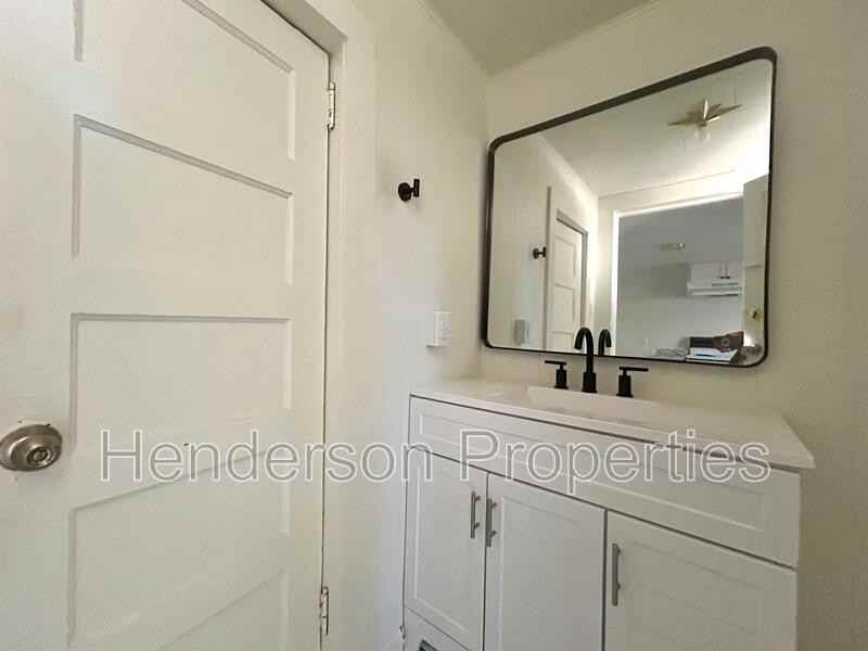 532 E Iredell Ave #B - Photo 6 of 9