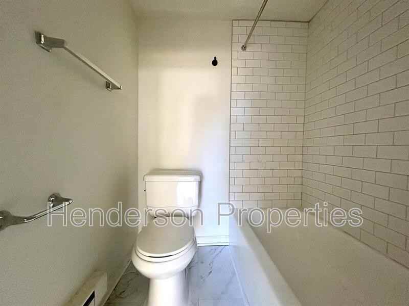 532 E Iredell Ave #B - Photo 7 of 9