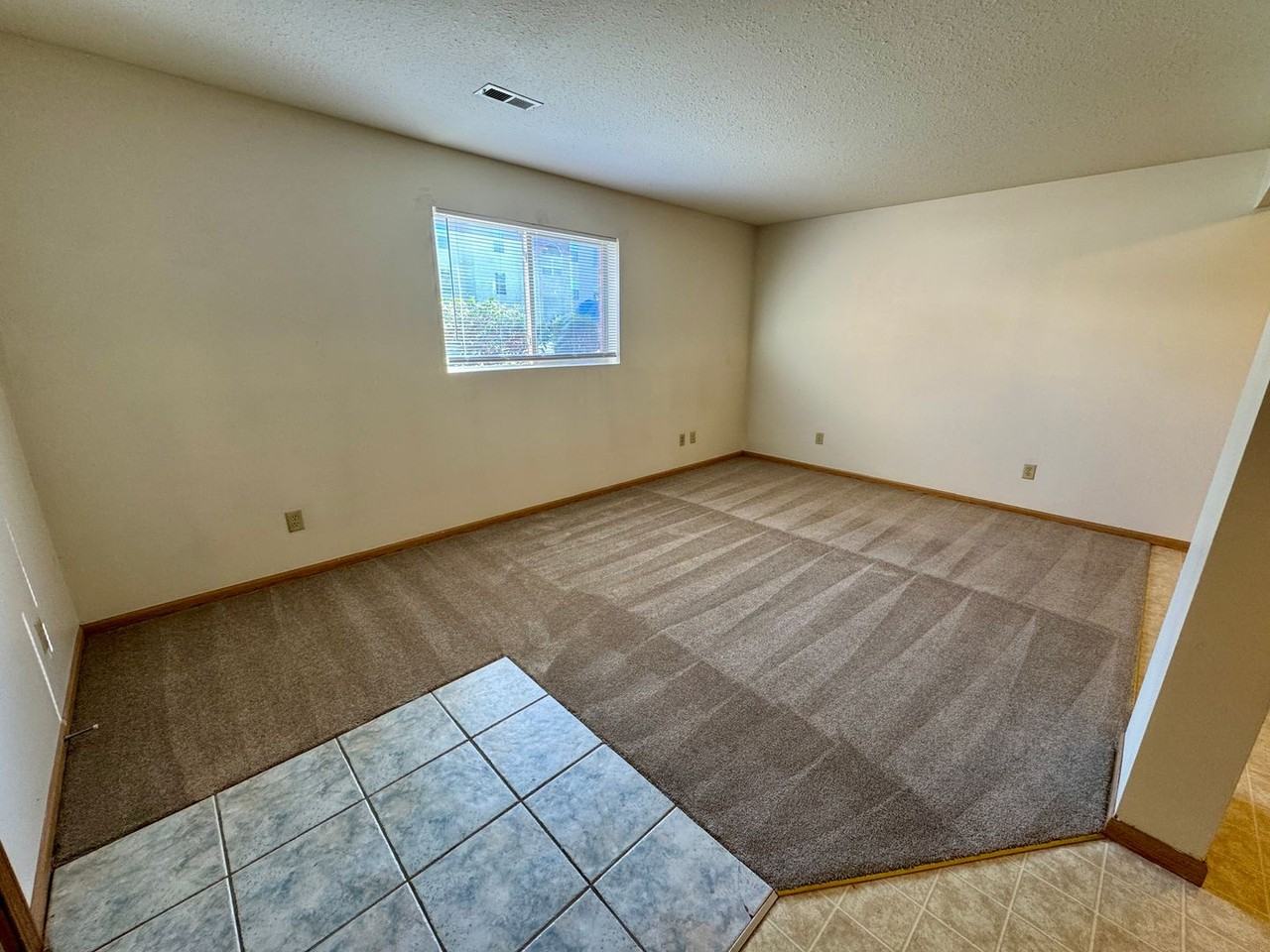 Lakeview Apartments - Photo 4 of 38