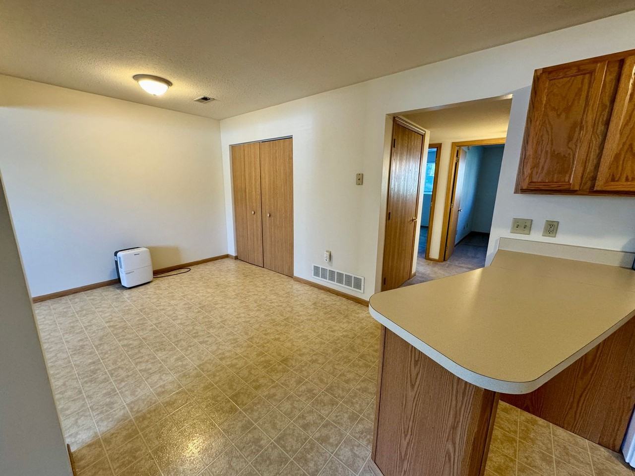 Lakeview Apartments - Photo 5 of 38