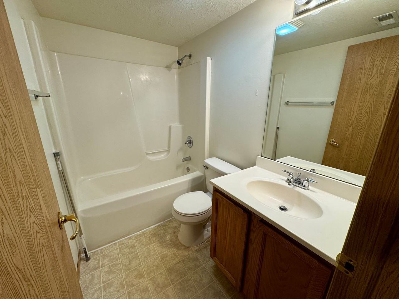 Lakeview Apartments - Photo 7 of 38