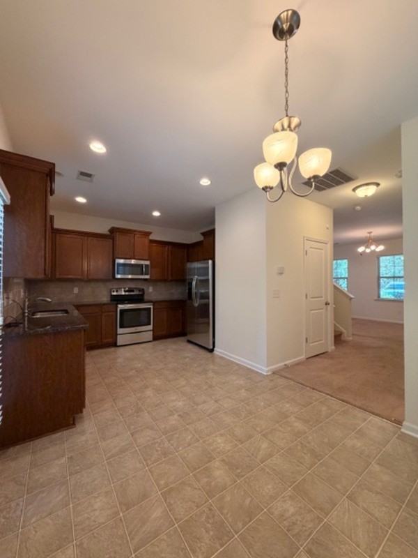 1017 Drake St - Photo 7 of 25