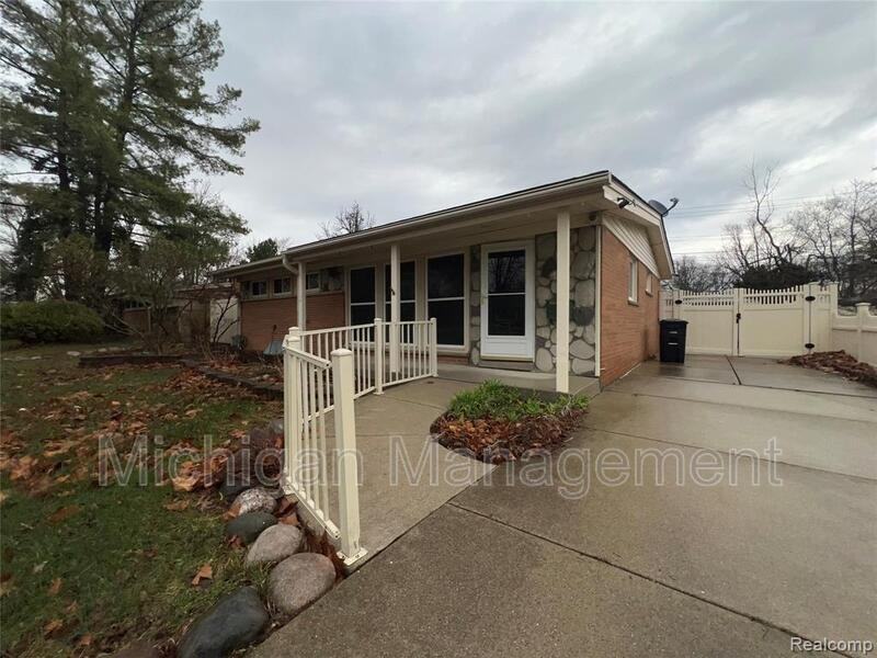 32028 Maine St - Photo 2 of 26