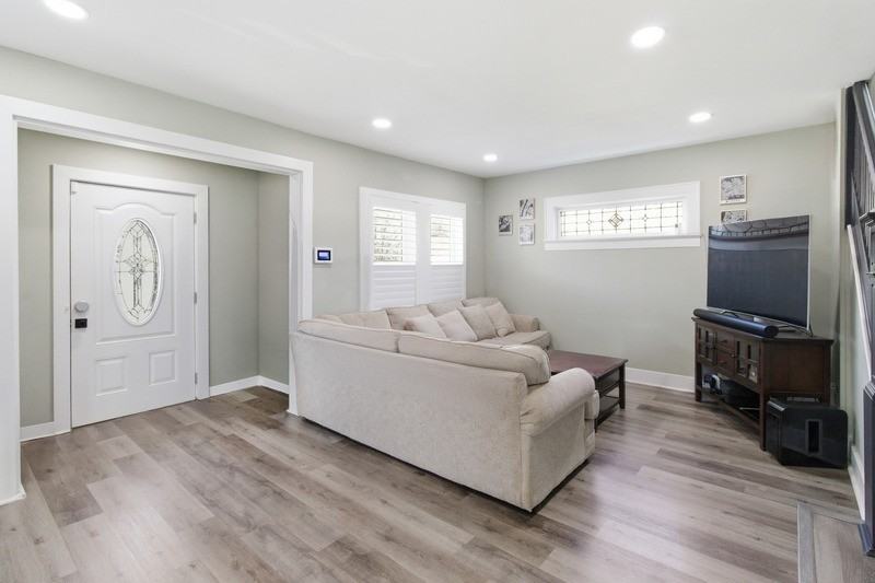 925 Plainfield Ave - Photo 4 of 23