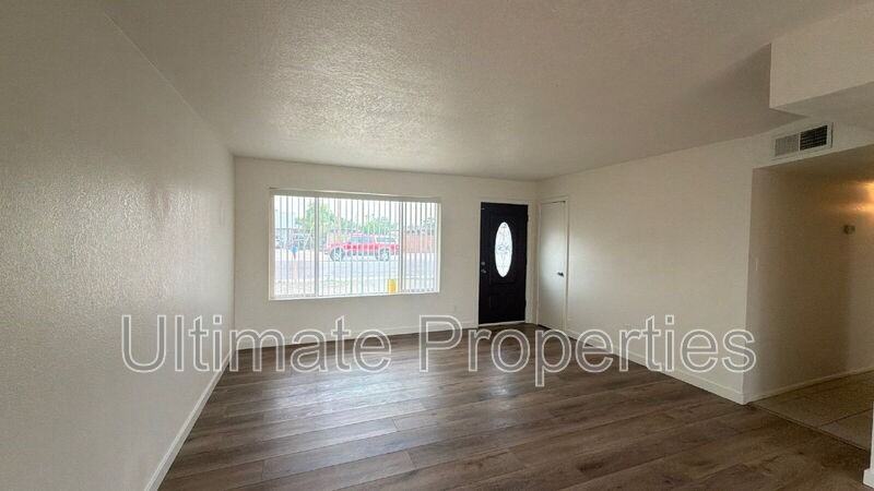 1646 W Behrend Dr - Photo 2 of 16