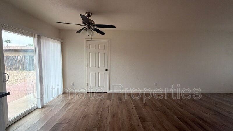 1646 W Behrend Dr - Photo 4 of 16