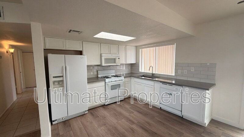 1646 W Behrend Dr - Photo 5 of 16