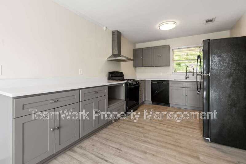 1641 Falmouth St - Photo 5 of 26