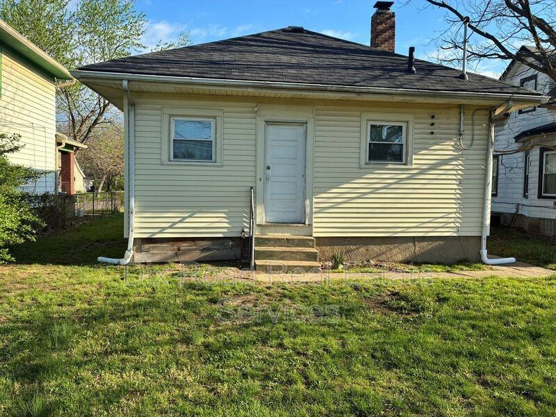 1220 Calumet Ave - Photo 4 of 27