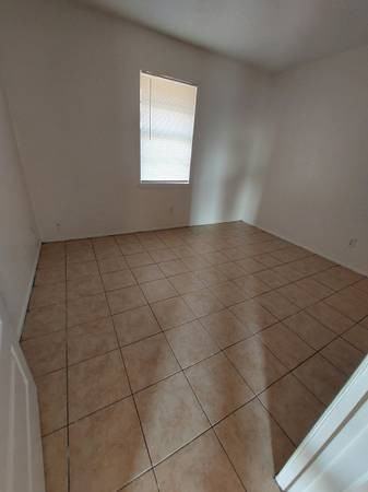 306 East Roberts Avenue - Photo 3 of 5