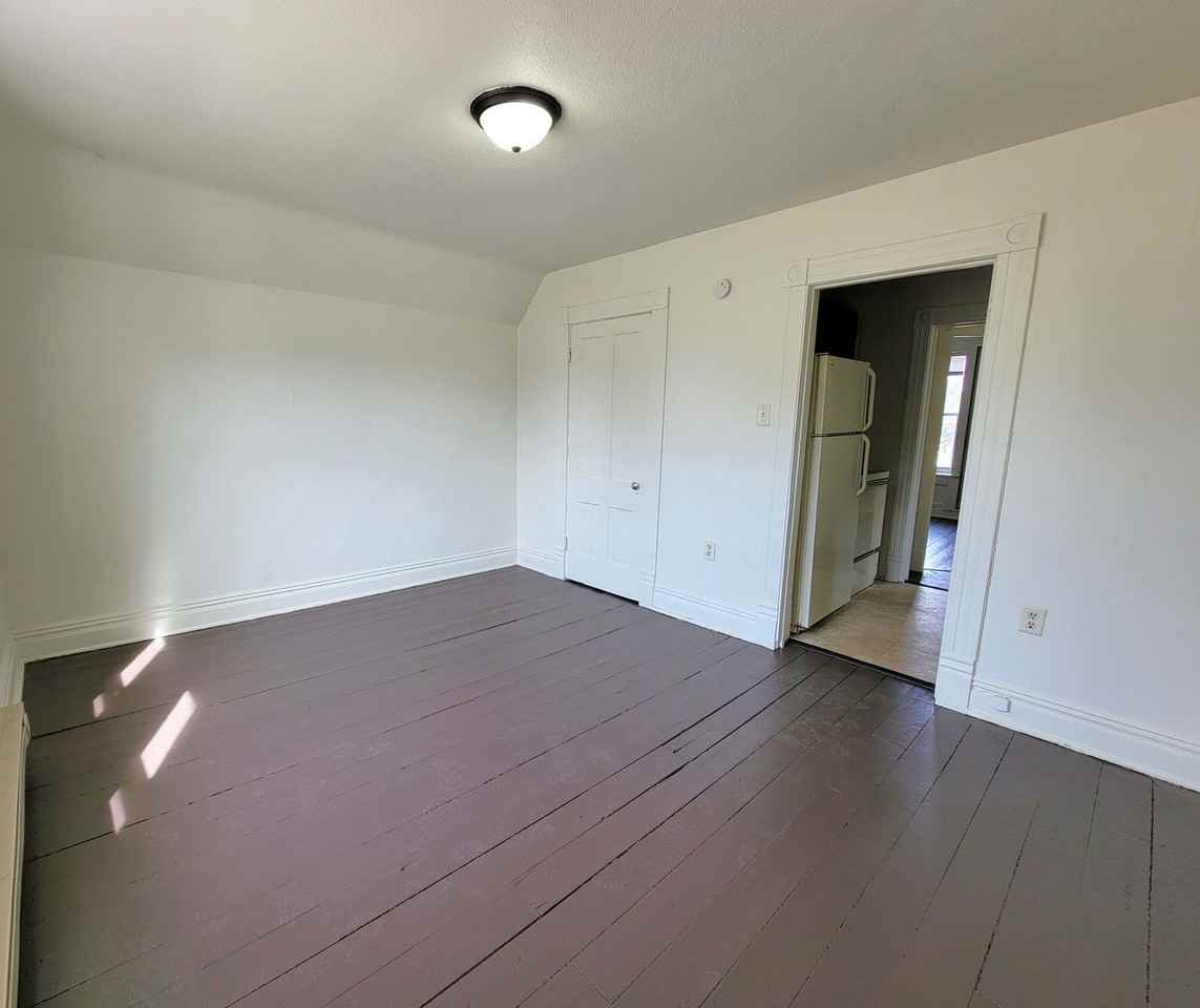 633 Spring St - Photo 3 of 10