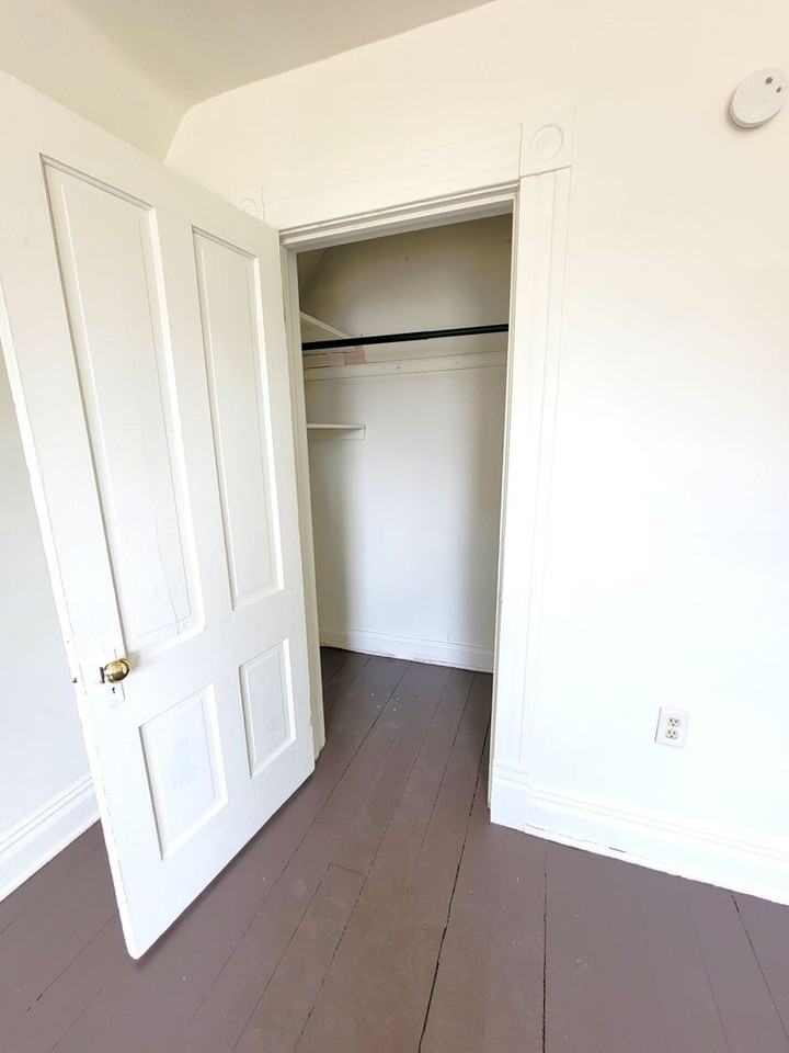 633 Spring St - Photo 4 of 10