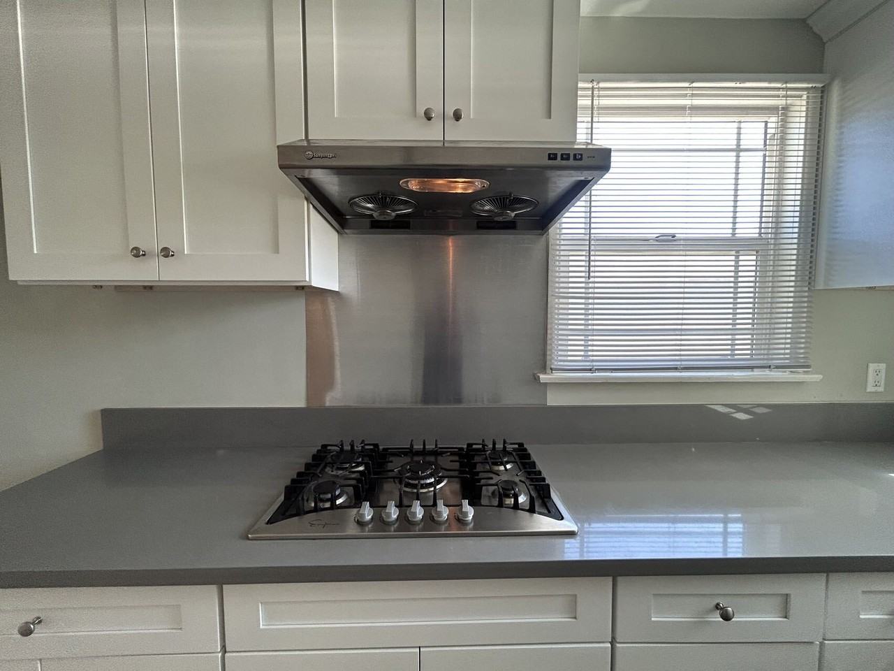 5452 Loma Avenue - Photo 5 of 10