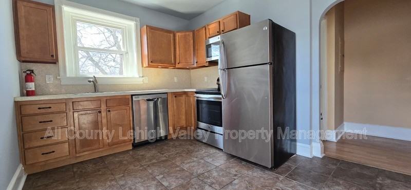 118 E North St - Photo 2 of 9