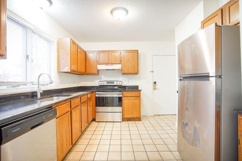 888 Saint James Ave - Photo 3 of 16