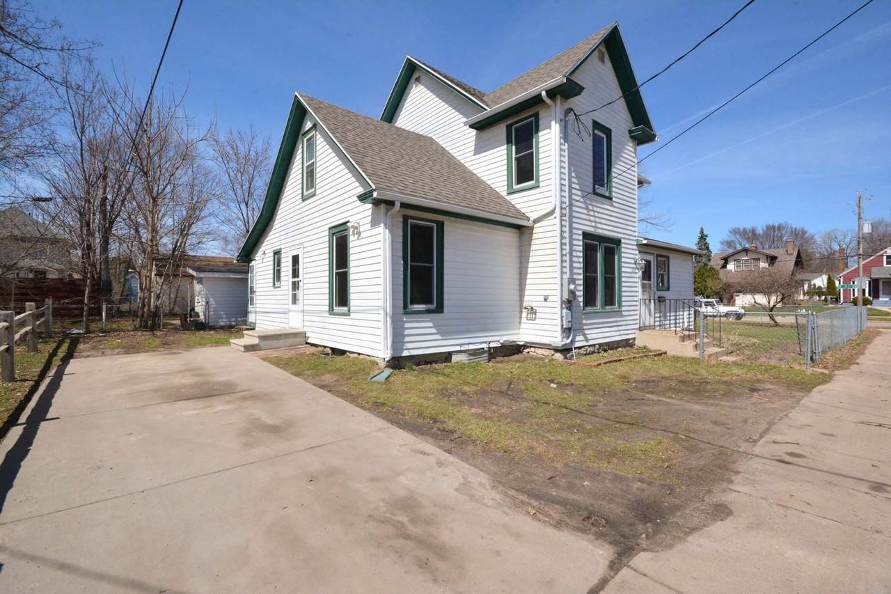 1320 2nd St Se - Photo 2 of 21