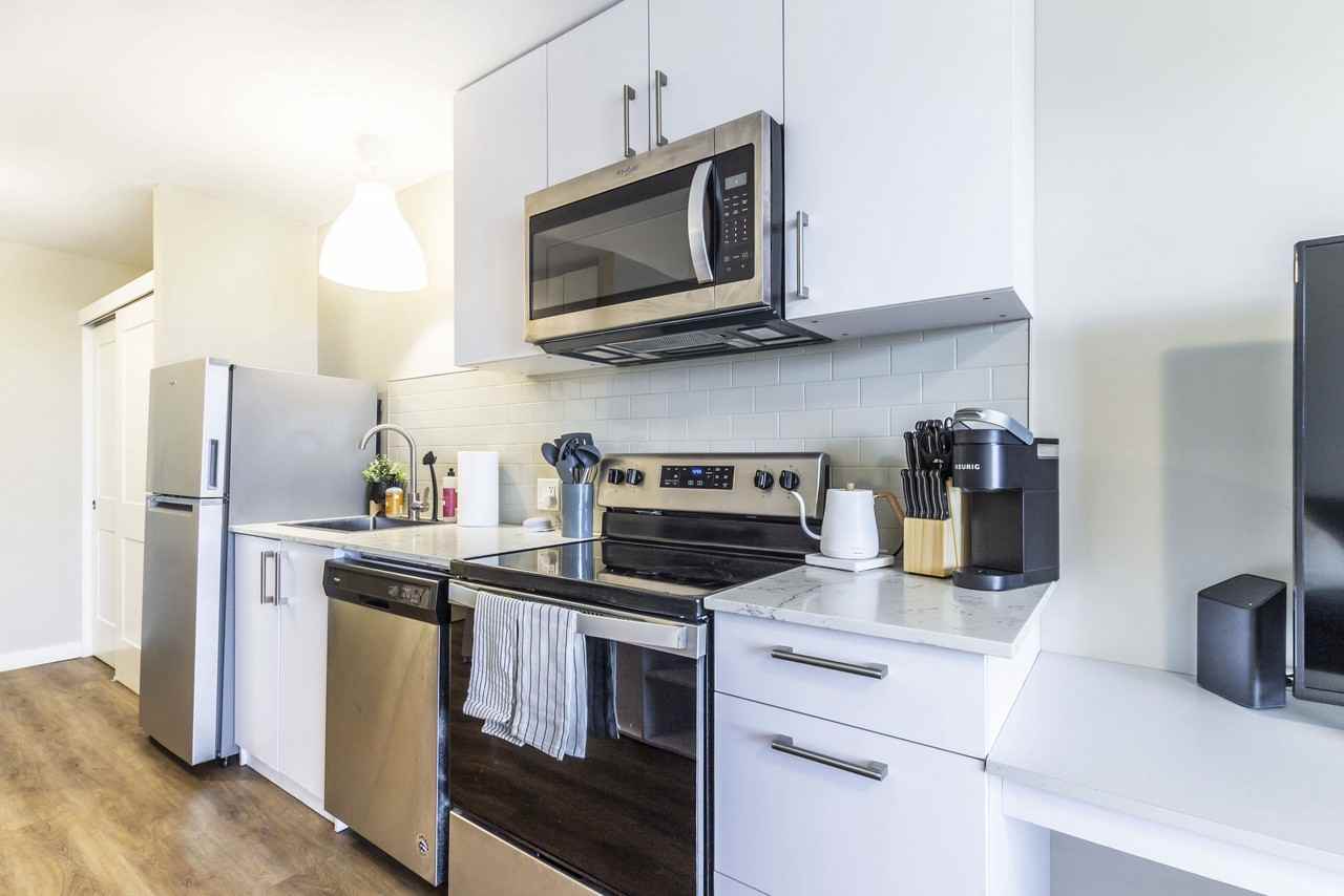 663 Victoria St S - Photo 2 of 5