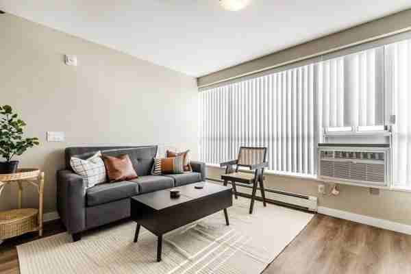 663 Victoria St S - Photo 3 of 5