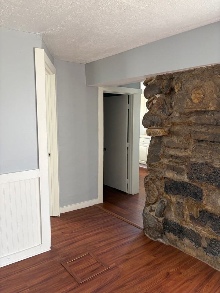 403 Henry St - Photo 4 of 10