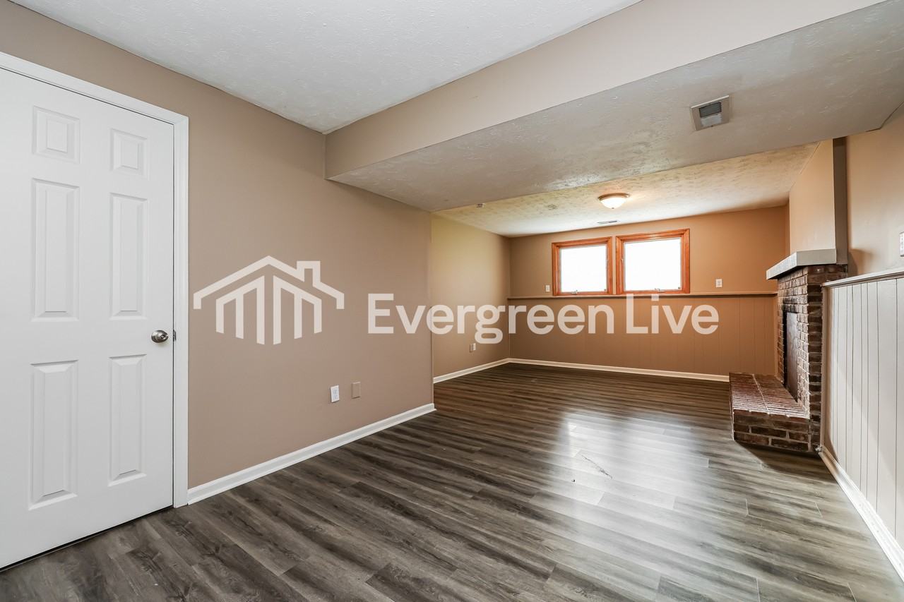 1346 Hartwood Dr - Photo 3 of 15