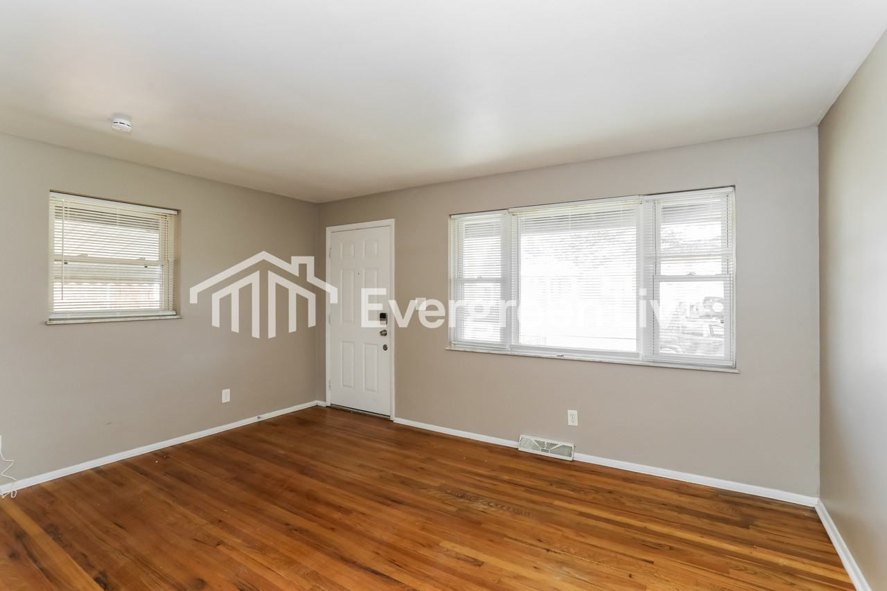 2509 Cornwall Dr - Photo 3 of 15