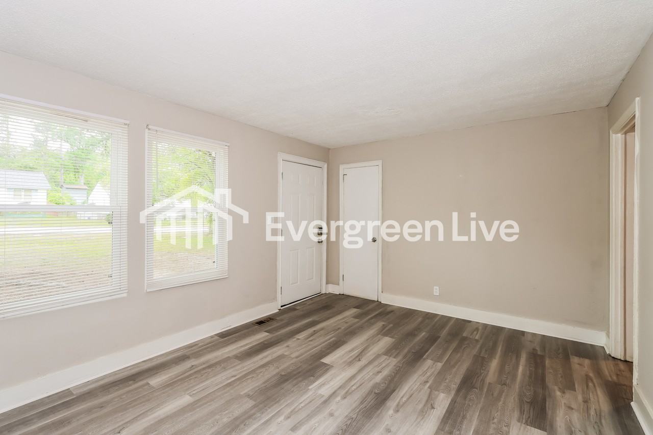 2720 Fleming Dr - Photo 4 of 15