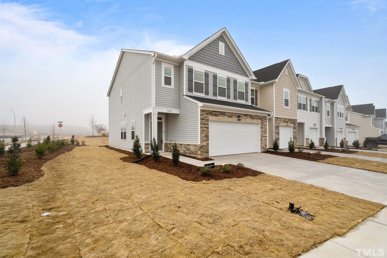 5060 Tura St - Photo 3 of 50