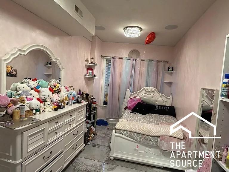 6712 N Clark St #2 - Photo 4 of 9