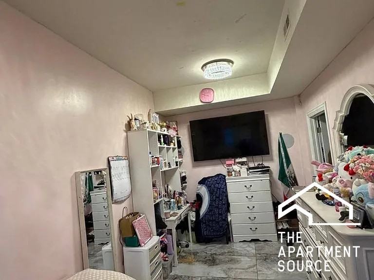 6712 N Clark St #2 - Photo 5 of 9