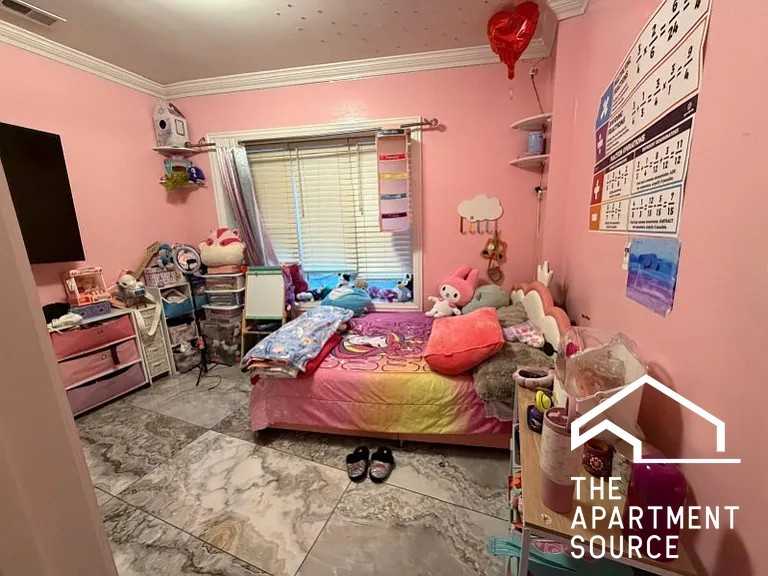 6712 N Clark St #2 - Photo 6 of 9