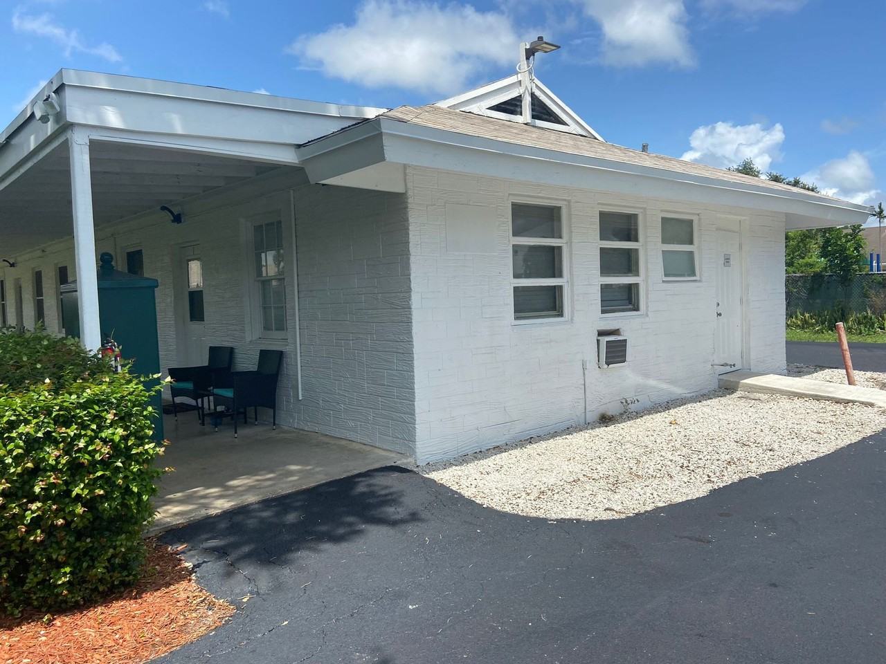 $995 Sec dep special with IN UNIT LAUNDRY in select units in EAST BOCA - Photo 2 of 8