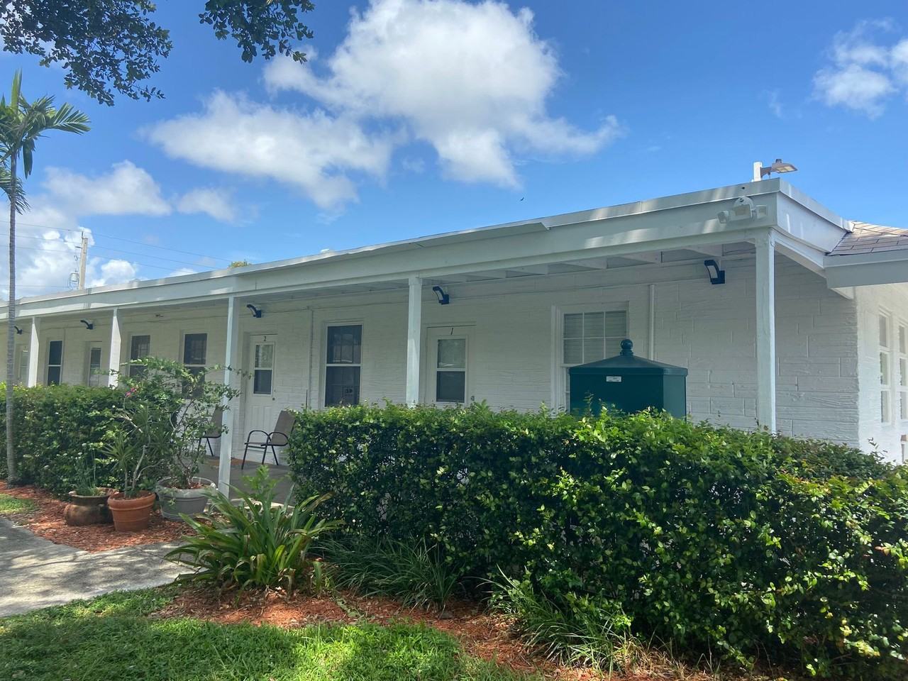 $995 Sec dep special with IN UNIT LAUNDRY in select units in EAST BOCA - Photo 3 of 8