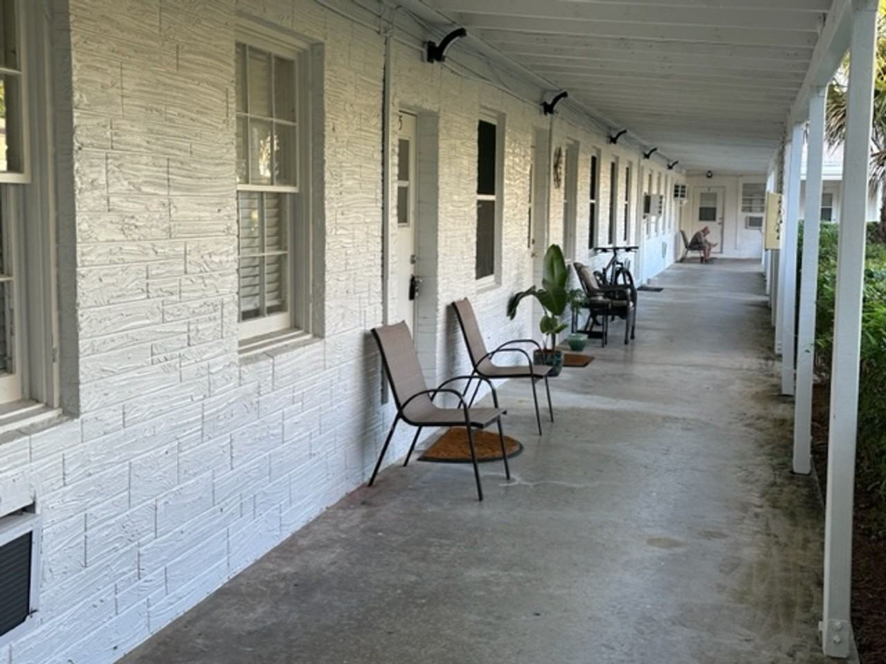 $995 Sec dep special with IN UNIT LAUNDRY in select units in EAST BOCA - Photo 4 of 8