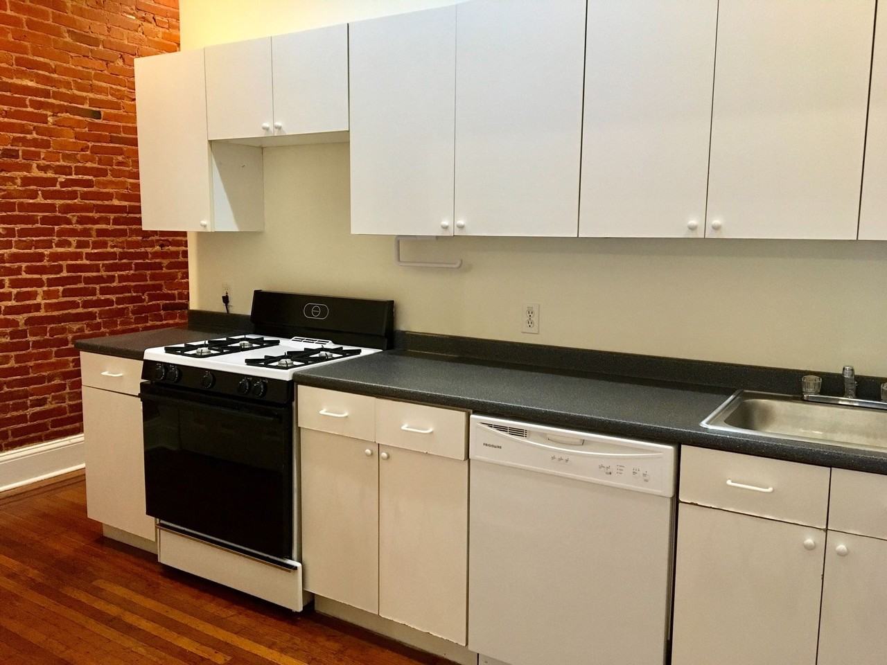 For Rent: Charming Living on St. Paul Street MD 21218 – Your Urban Retreat Awaits! - Photo 7 of 20