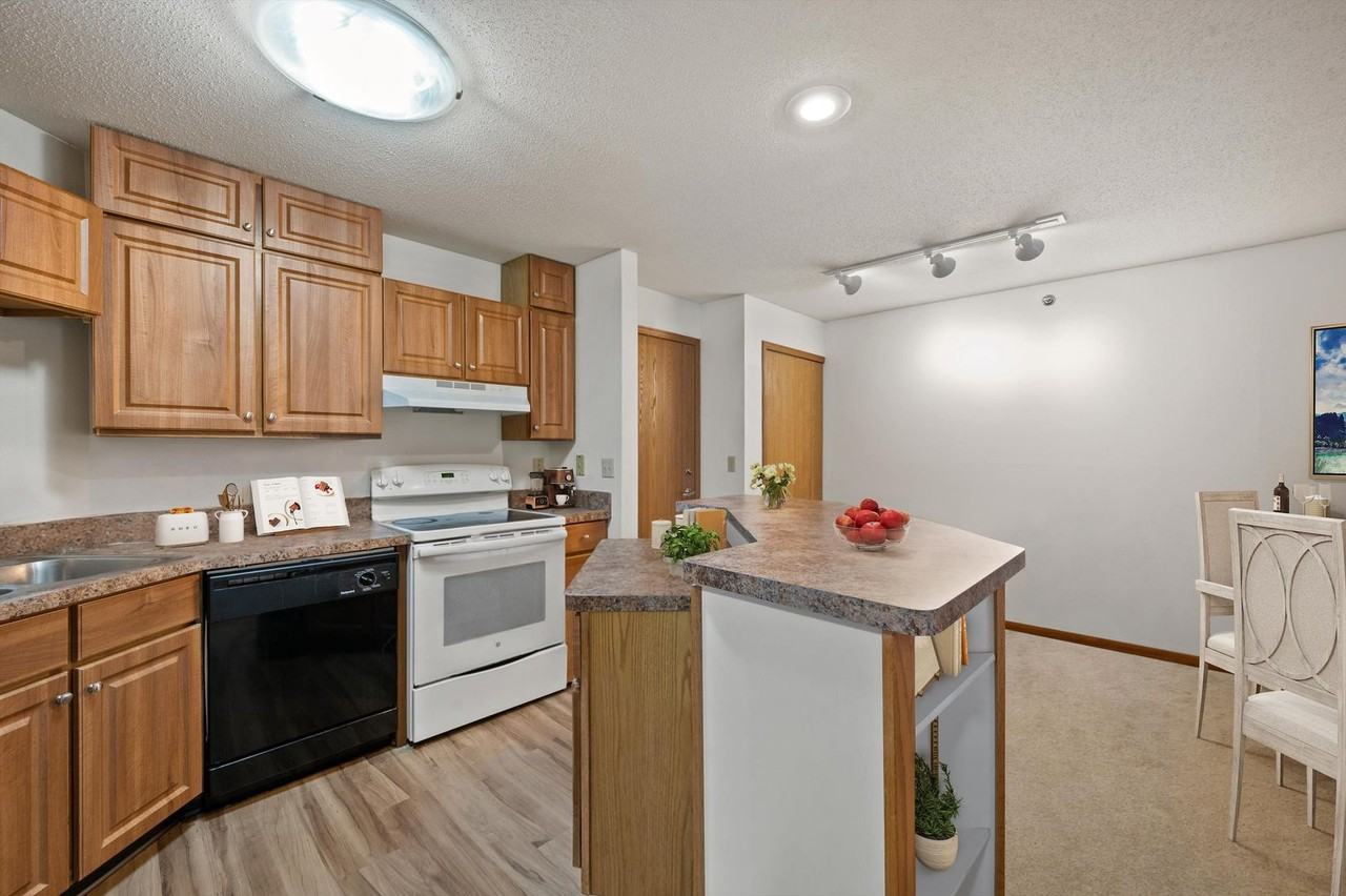 Wilshire Manor Associates, LLP - Photo 2 of 32