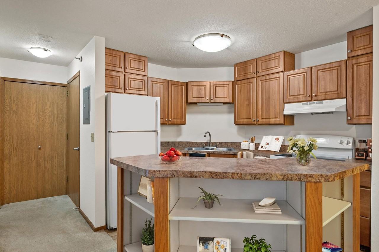 Wilshire Manor Associates, LLP - Photo 3 of 32