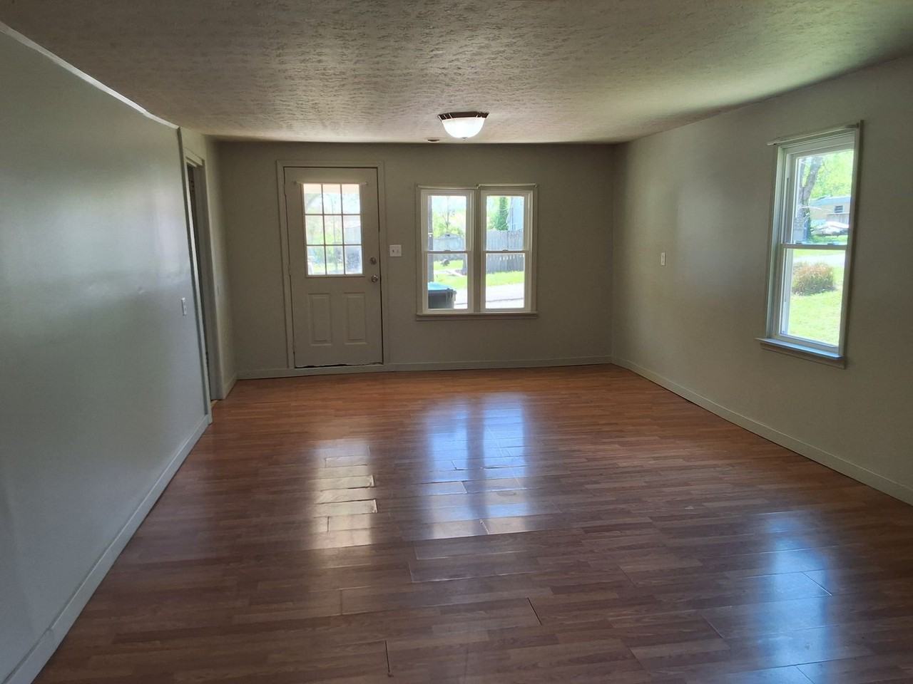 401 Smith St - Photo 3 of 18