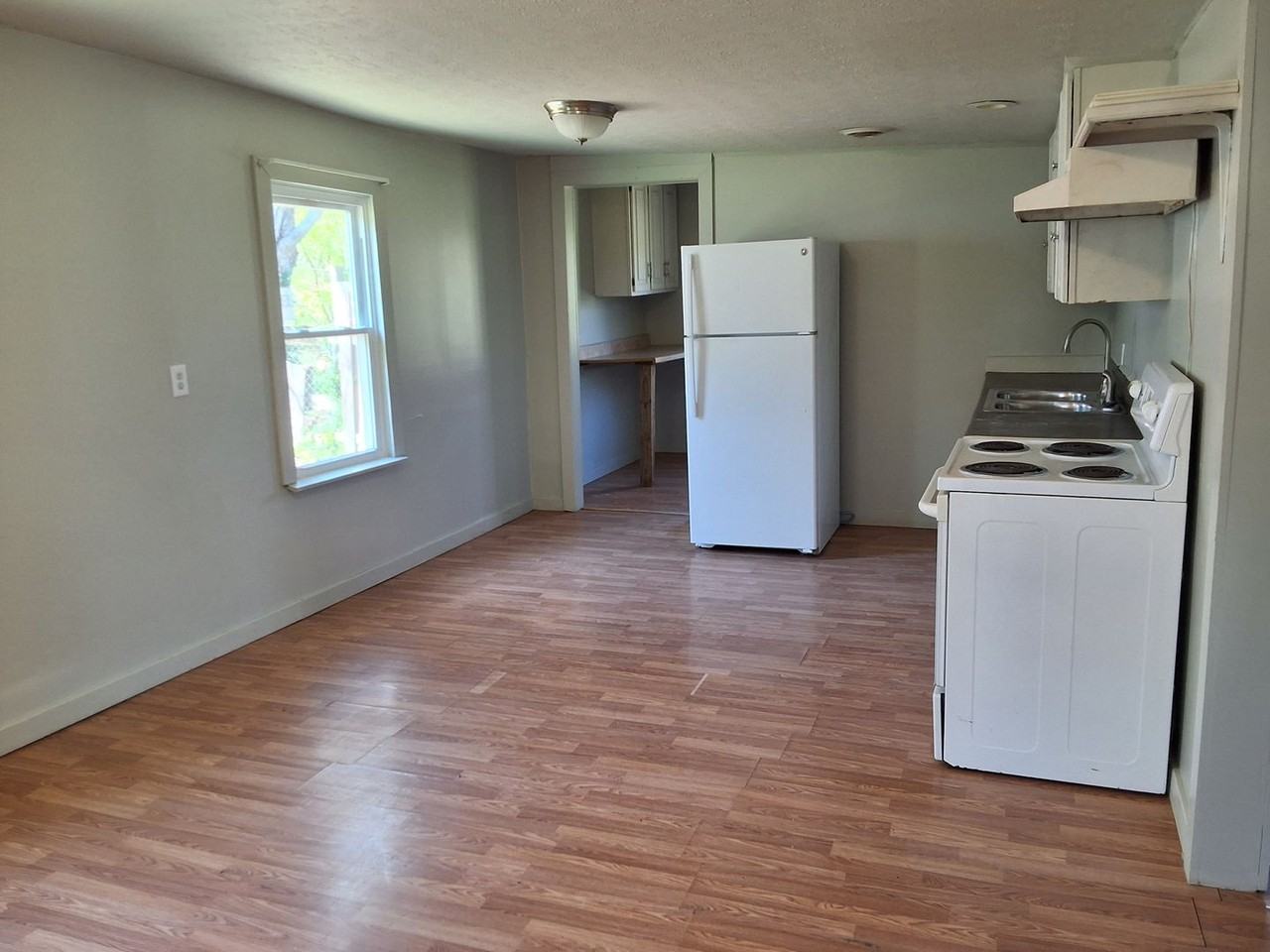 401 Smith St - Photo 4 of 18