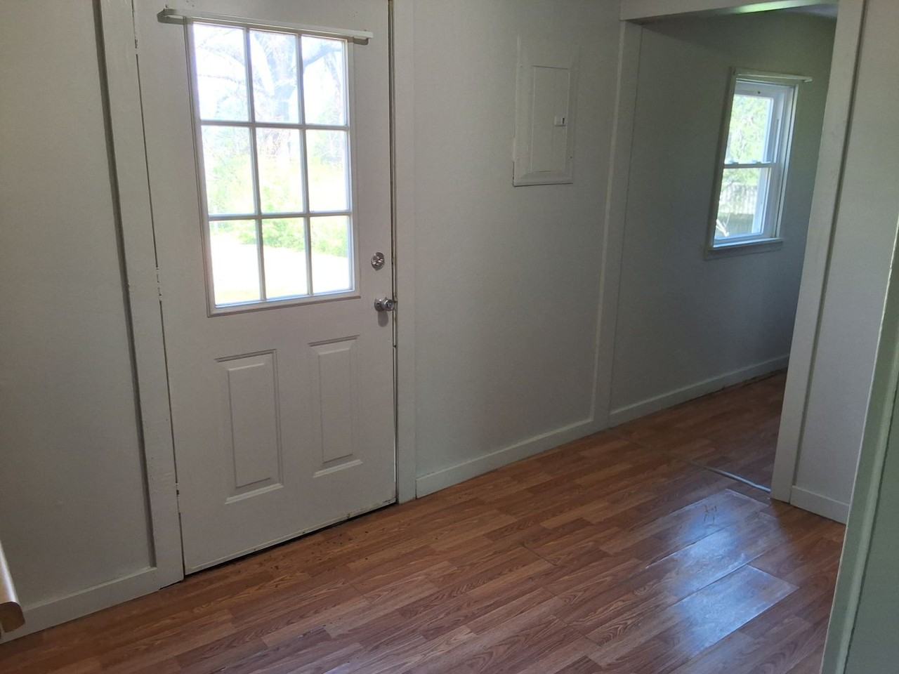 401 Smith St - Photo 5 of 18