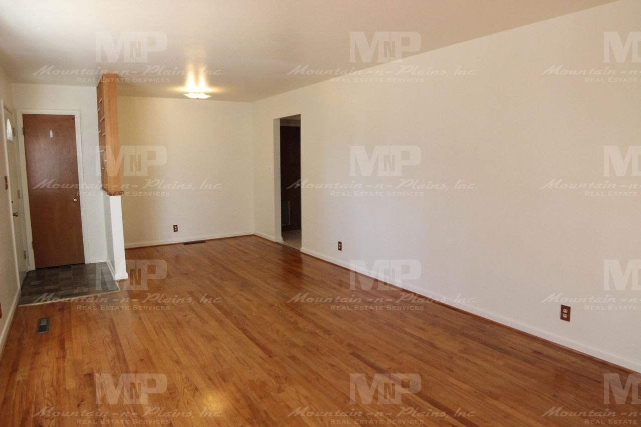 1215 Lynnwood Dr - Photo 2 of 16