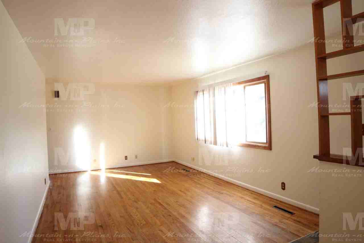 1215 Lynnwood Dr - Photo 4 of 16