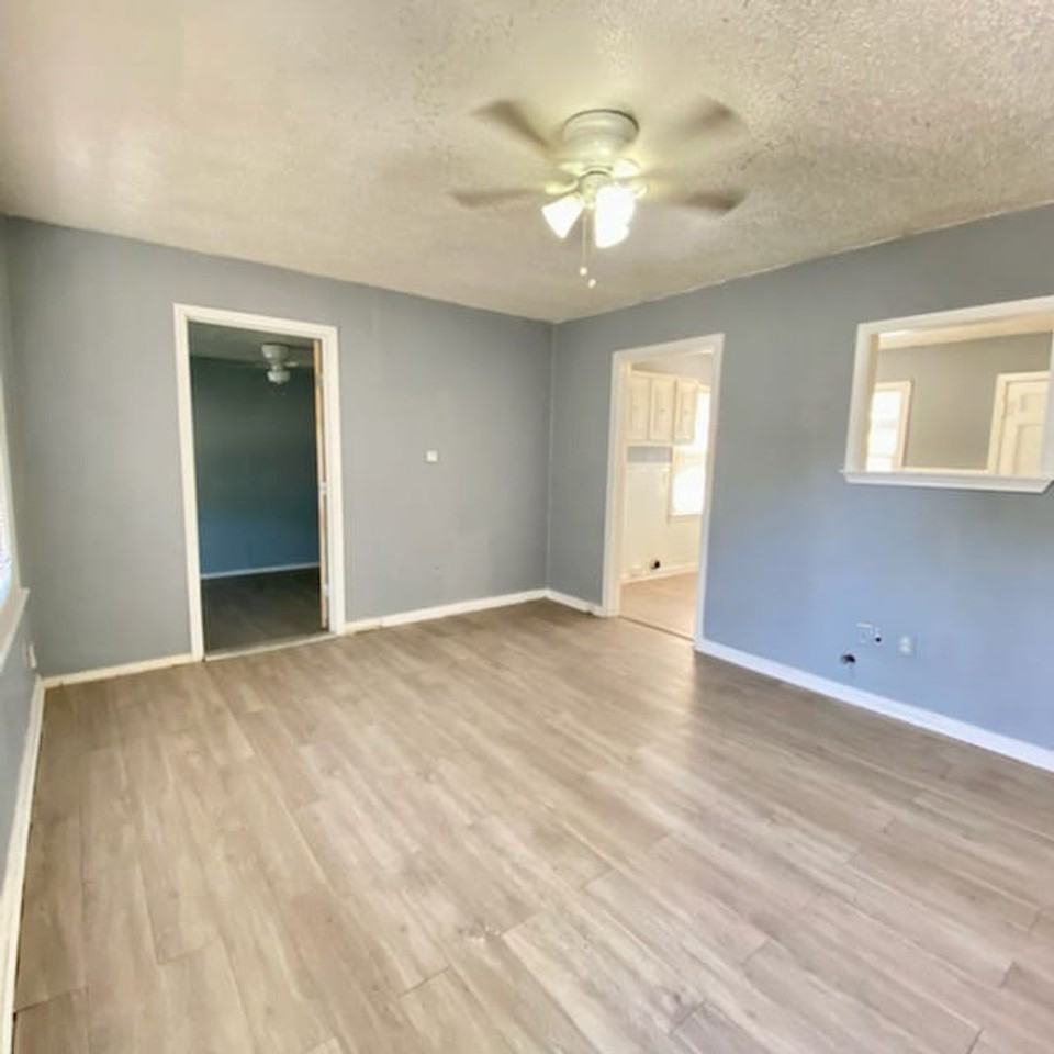 1312 40th St - Photo 3 of 9