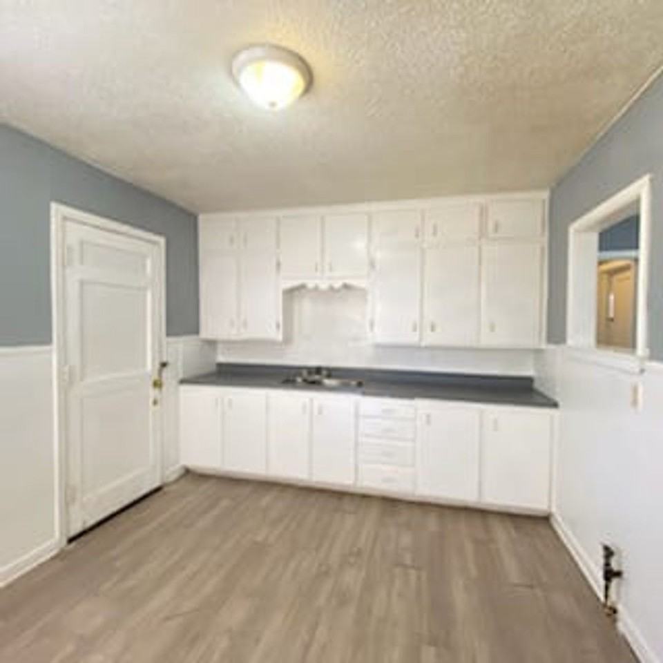 1312 40th St - Photo 4 of 9