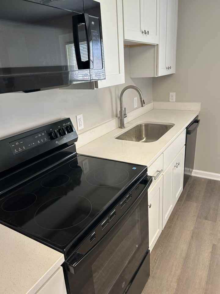 412 W 27th St - Photo 4 of 11