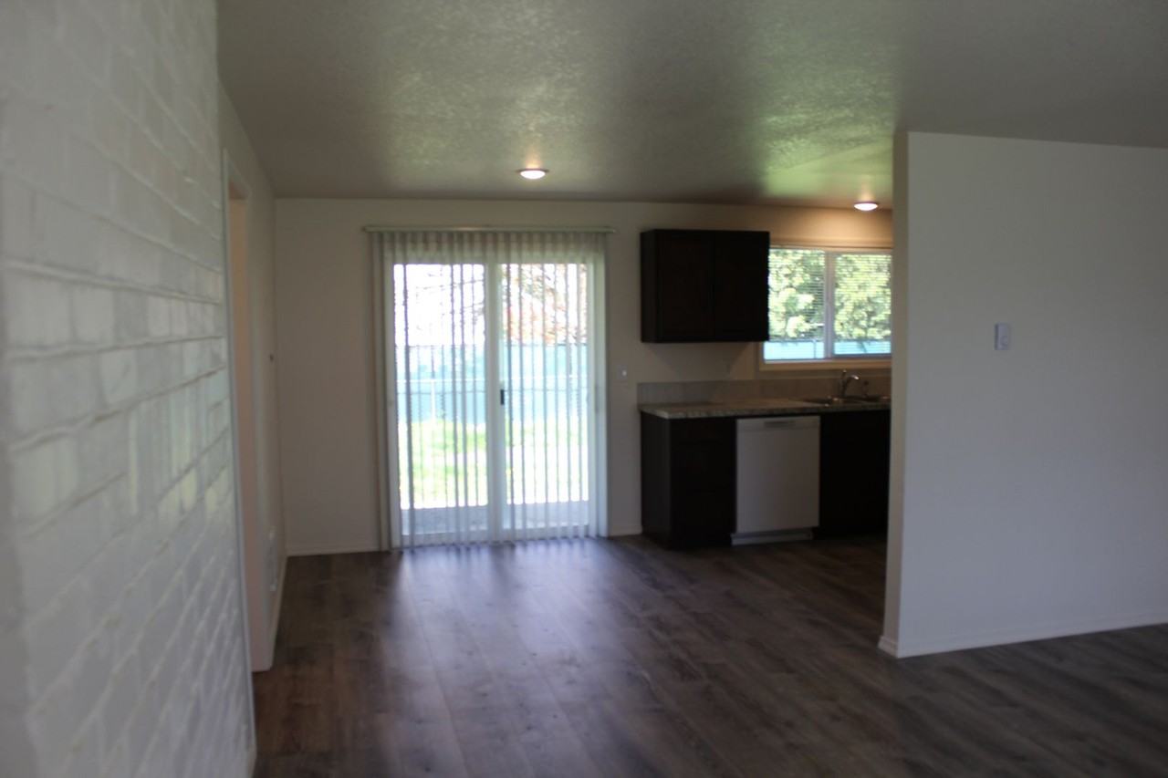 2271 Ne Kathryn St - Photo 5 of 18