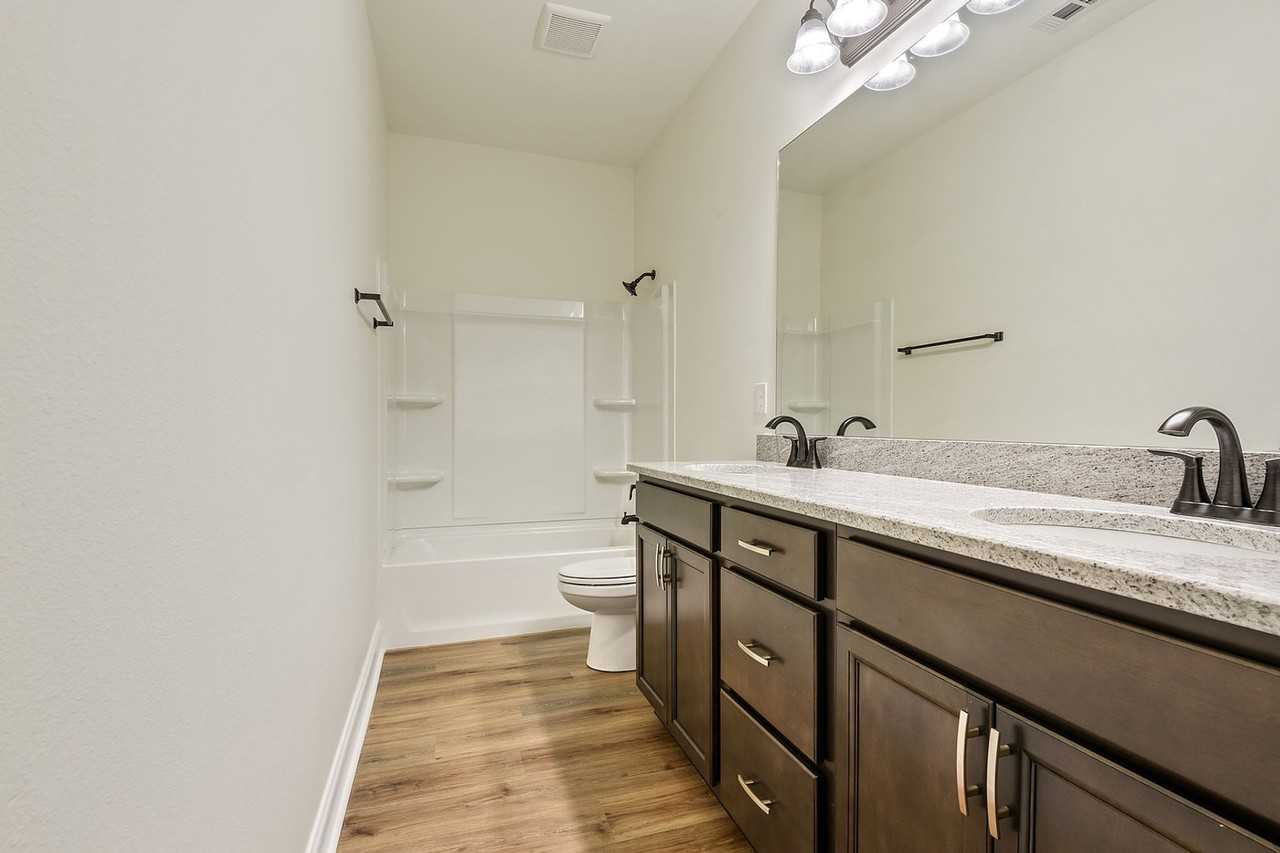 1535 Rangeland Ave - Photo 2 of 10