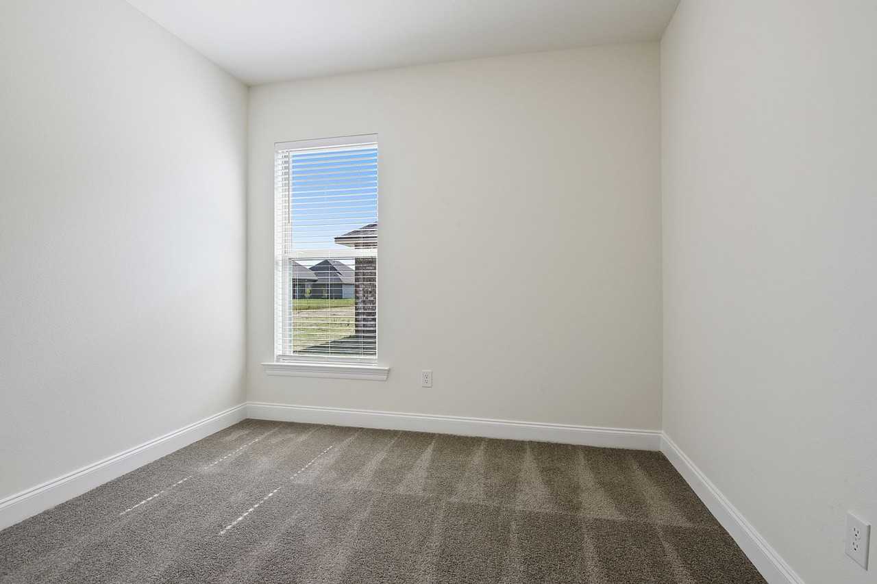 1535 Rangeland Ave - Photo 3 of 10