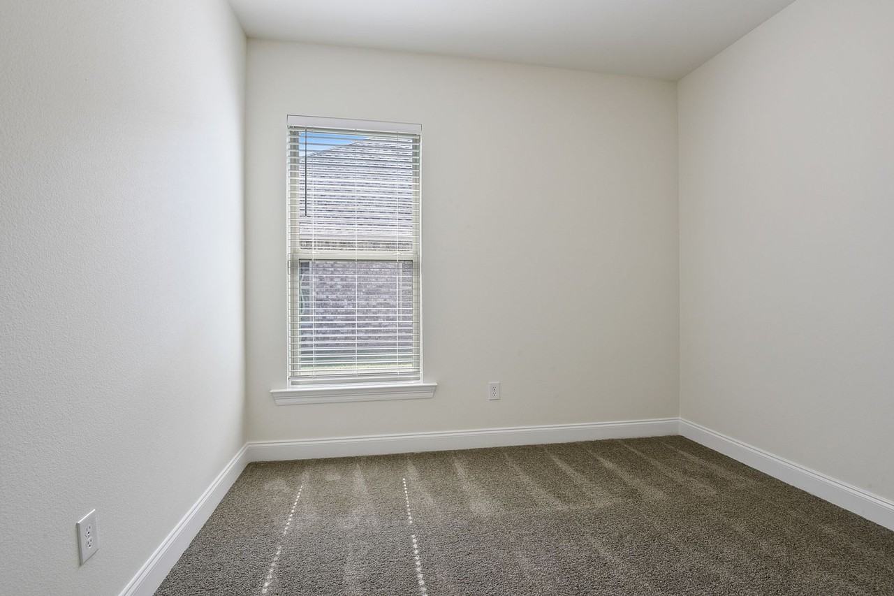 1535 Rangeland Ave - Photo 4 of 10