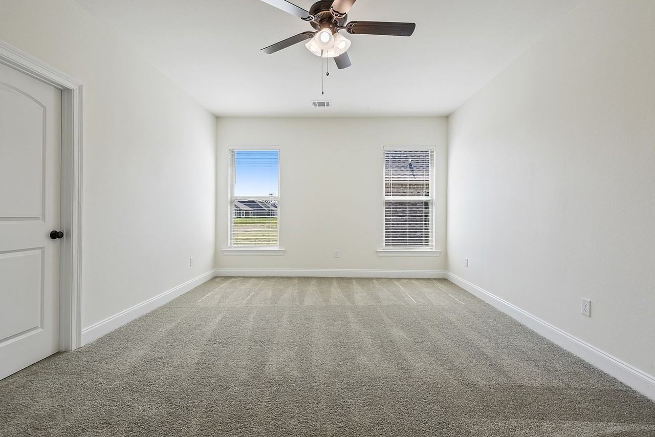 1535 Rangeland Ave - Photo 6 of 10